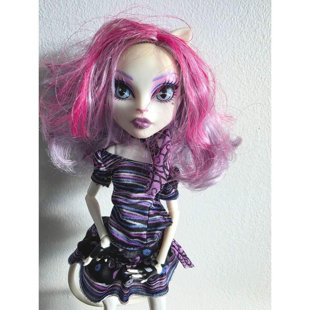 Monster High Scaris City of Frights Catrine DeMew Doll White Purple Hair Mattel